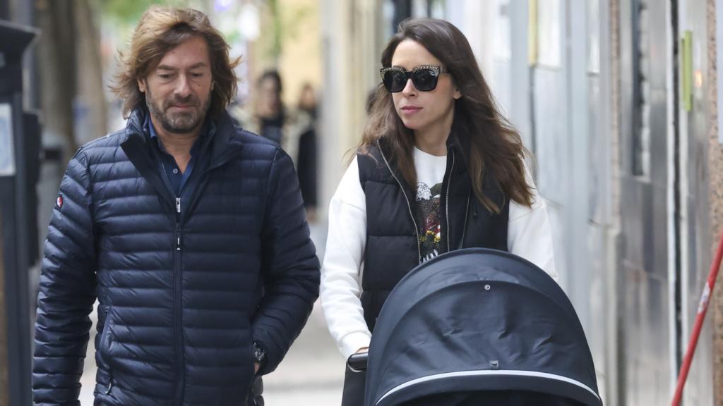 Santiago Pedraz y Elena Hormigos paseando a su hijo, Jacobo
