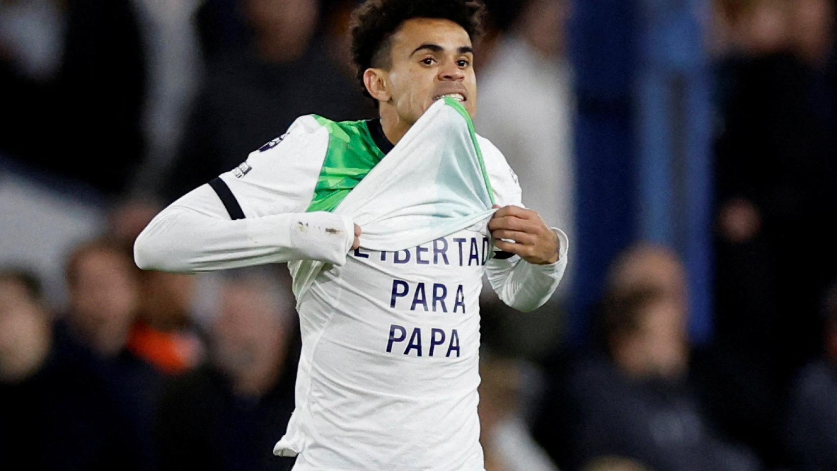 Luis Díaz muestra la camiseta con el lema libertad para papá.