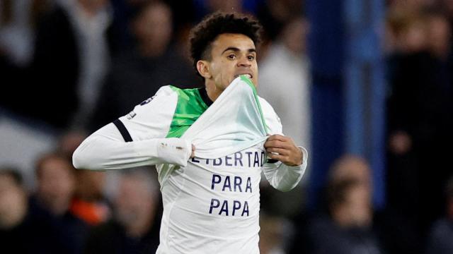 Luis Díaz muestra la camiseta con el lema libertad para papá.