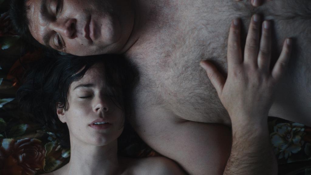 Laia Costa y Hovik Keuchkerian en un momento de 'Un amor'