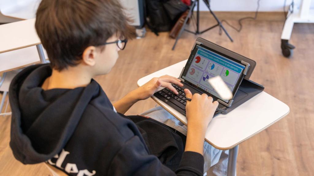 Alumno con una tablet