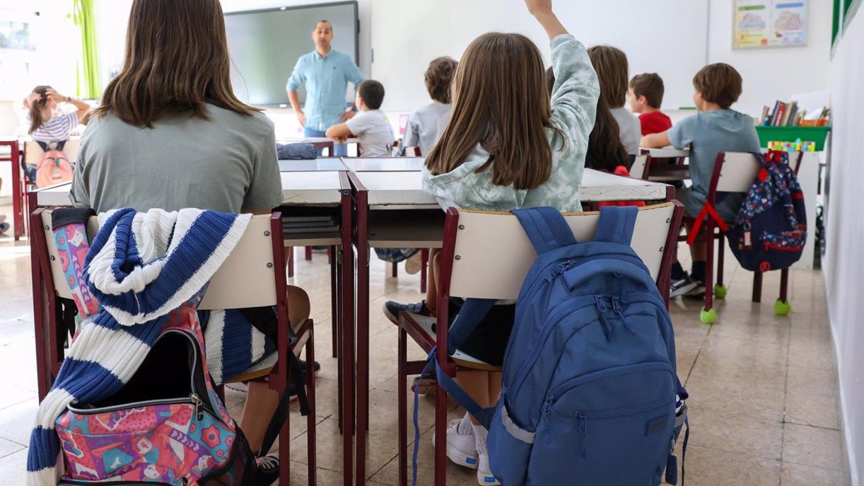 Un maestro con sus alumnos.