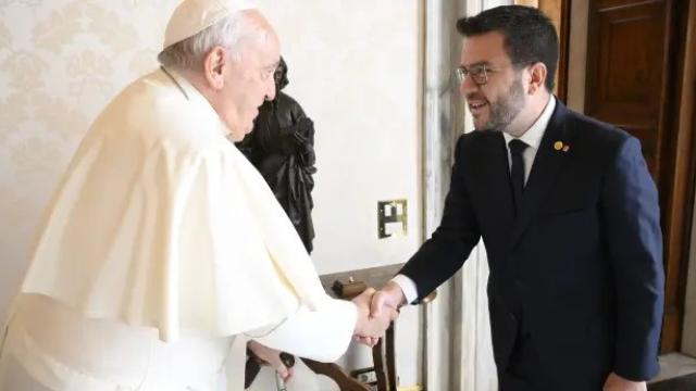 Pere Aragonès y el papa Francisco, este lunes en el Vaticano.