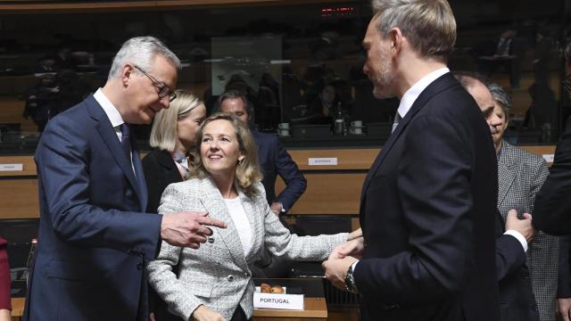 La vicepresidenta Nadia Calviño, entre el ministro de Finanzas francés, Bruno Le Maire, y el alemán, Christian Lindner