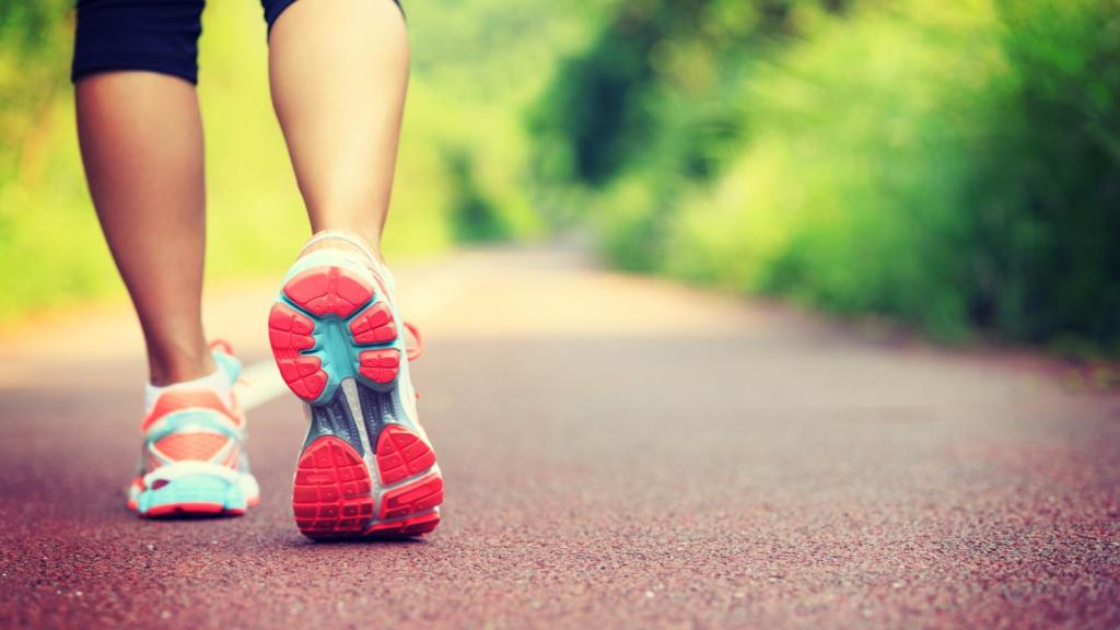 ¿Cuánto necesitas caminar a partir de los 50? Esto dicen los expertos