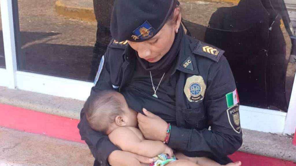 Arizbeth Dionicio dando el pecho al bebé en la imagen que se ha hecho viral.