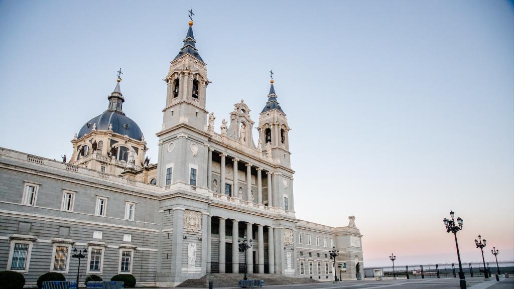 Un amanecer en la Catedral de la Almudena de Madrid.