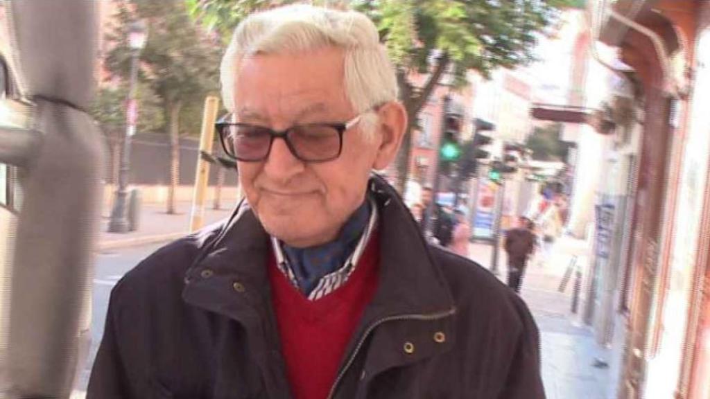 Florentino, el padre de Rafael Amargo, en una imagen de archivo, atendiendo a la prensa.