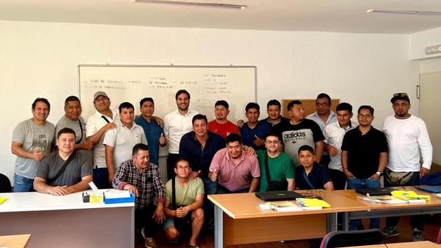 Conductores y Diego Carbajosa en el aula de formación.