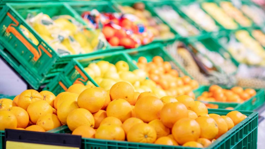 Naranjas en la sección de frutas y verduras de Mercadona.