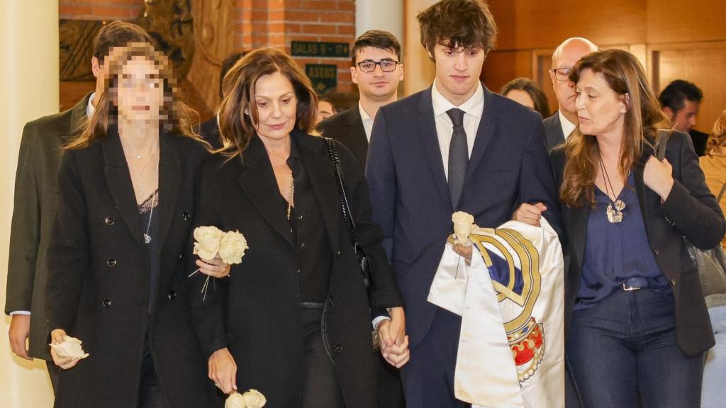 Nuria González junto a sus dos hijos, Alma e Iván, a la salida de la misa del 26 de octubre.