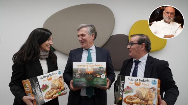 María Eugenia Clemente, dtra. gral. de Aciturri; Alfonso Jiménez Rodróguez-Vila, CEO de Cascajares; y Narciso Prieto, Dircom y de Relaciones Institucionales de Caja Rural de Zamora, posan junto al Áve Fénix cuya receta ha elaborado el chef José Andrés