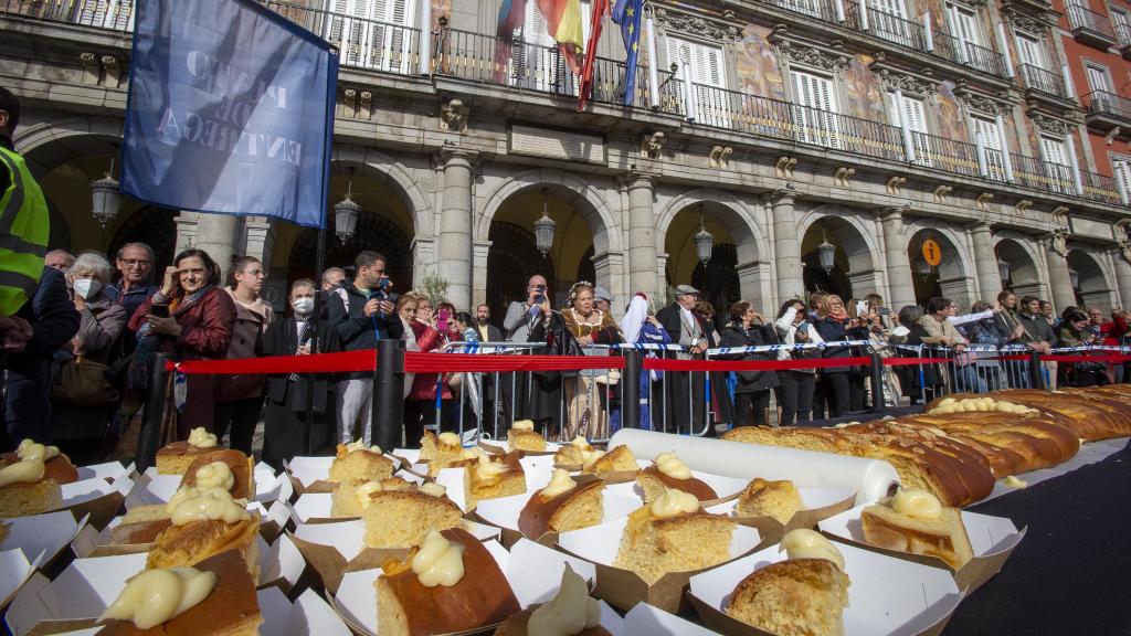 Imagen de la degustación de la Corona de la Almudena en Plaza Mayor en 2022.