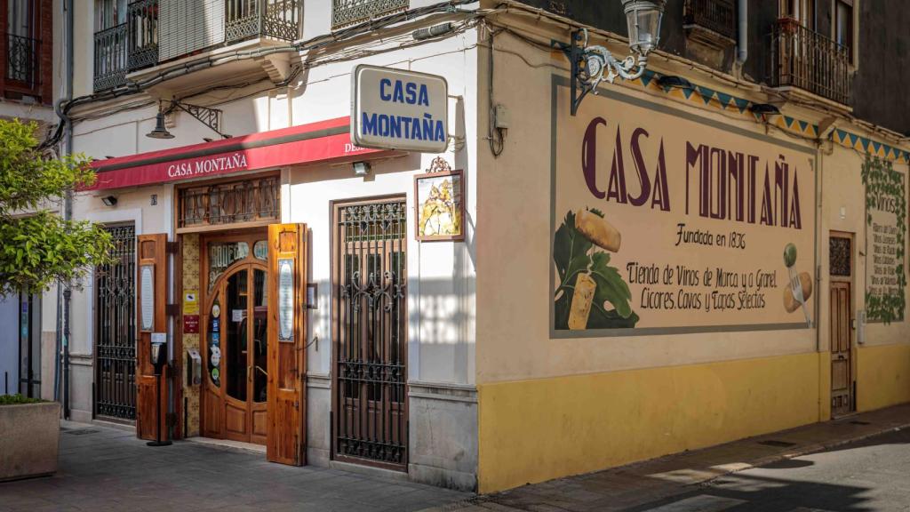 La fachada del bar Casa Montaña.