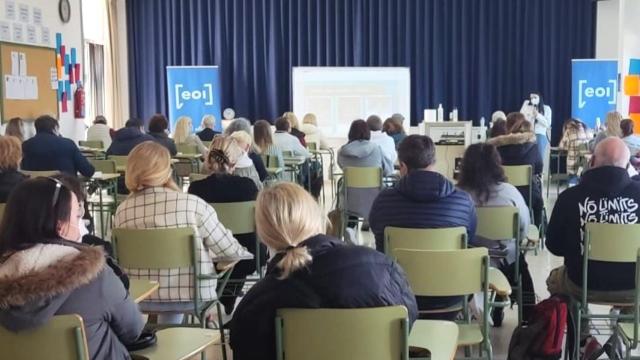 Alumnos de la Escuela Oficial de Idiomas de Torrevieja, durante una clase de español para extranjeros.