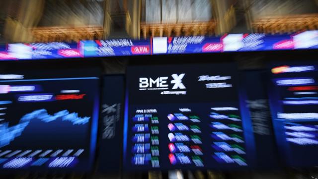 Un panel del Ibex 35 en el Palacio de la Bolsa de Madrid.