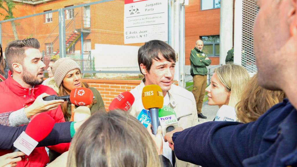 Juan José Ballesta atendiendo a los medios de comunicación, a las puertas de los juzgados.