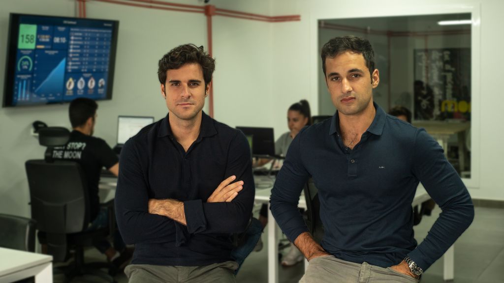 Los cofundadores de Monkinet, Jaime Higuera (i) y Jose María Barrena (d).