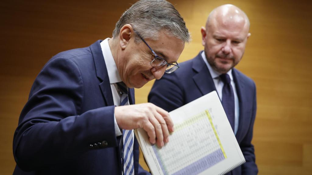 El conseller Rovira y el presidente de la Comisión de Hacienda, Toni Gaspar, este martes. EE