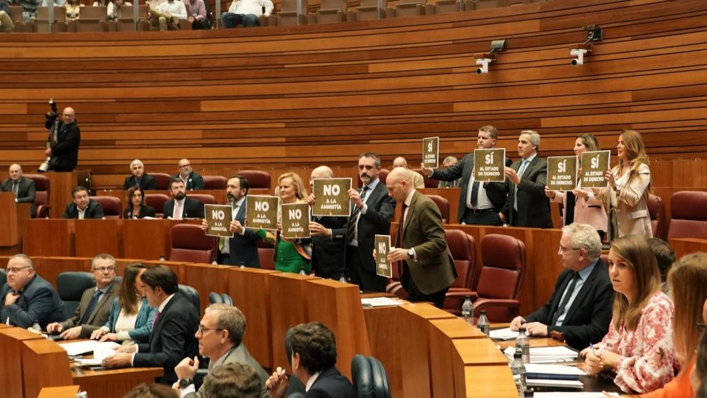 Protestas de Vox antes de comenzar el pleno