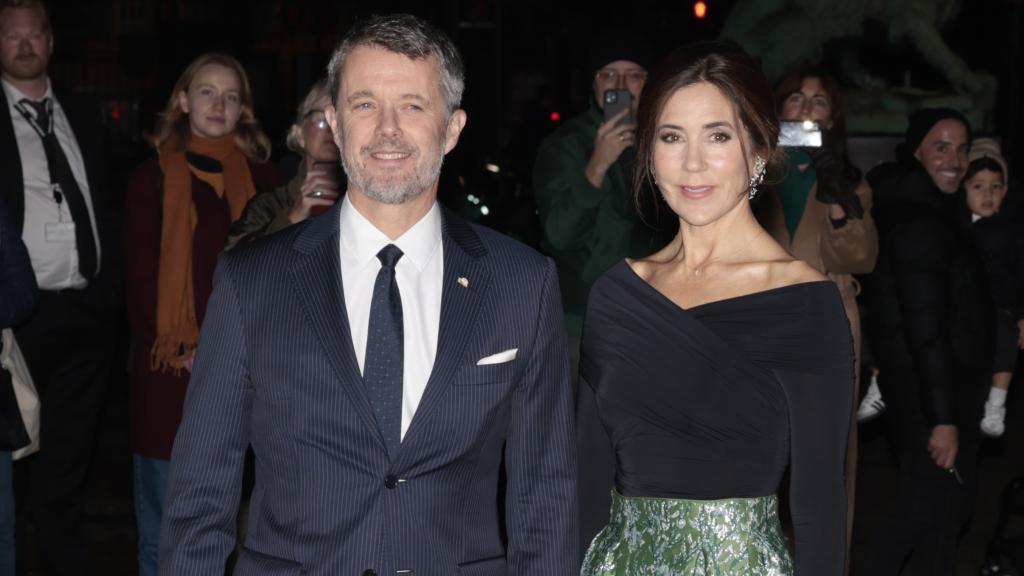 Federico y Mary de Dinamarca en su primer acto oficial, este martes por la noche, tras la publicación de las fotos junto a Genoveva.