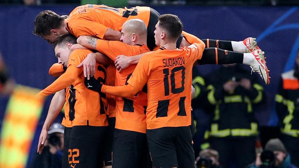 Los jugadores del Shakhtar celebran el gol.