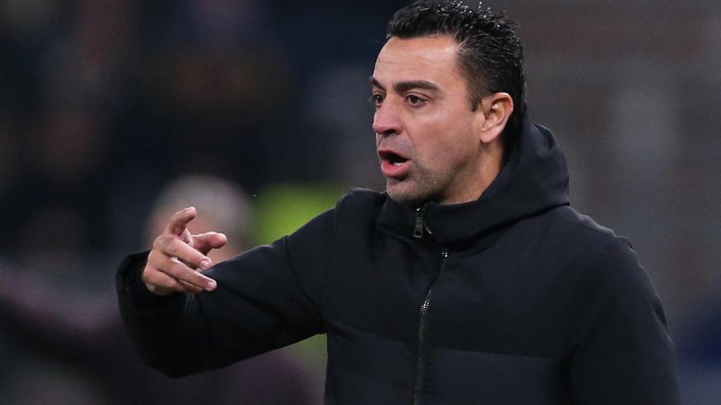 Xavi Hernández da instrucciones desde la banda.