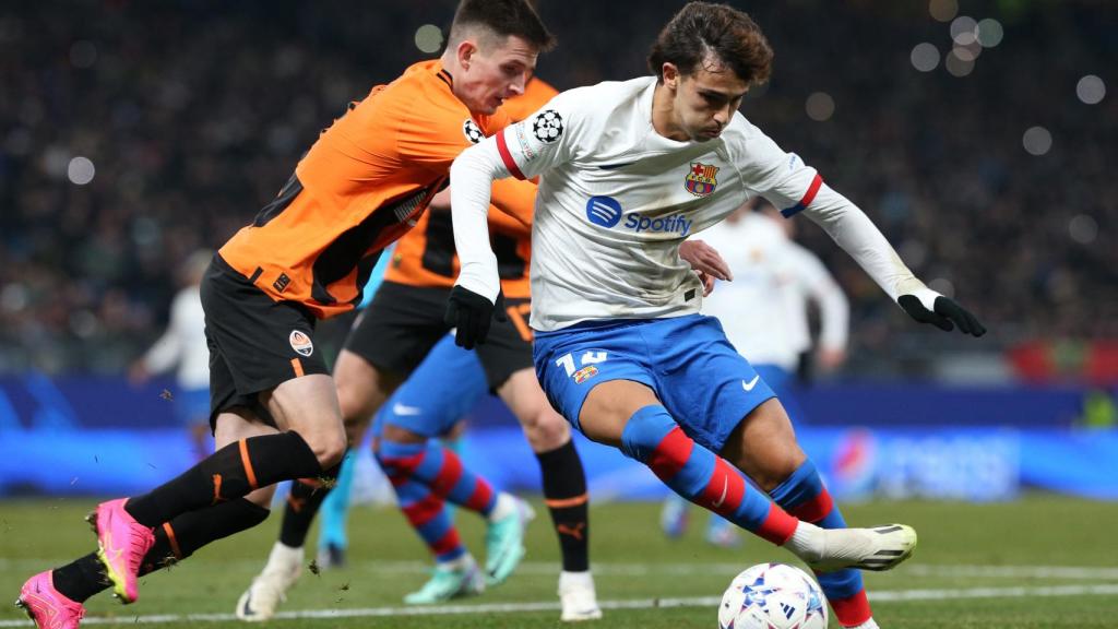 Joao Félix trata de escaparse de un rival.