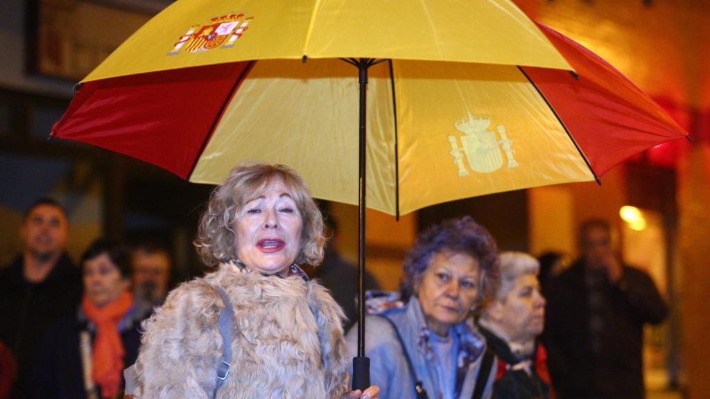 Protesta frente a la sede del PSOE de Ponferrada rechazando la amnistía