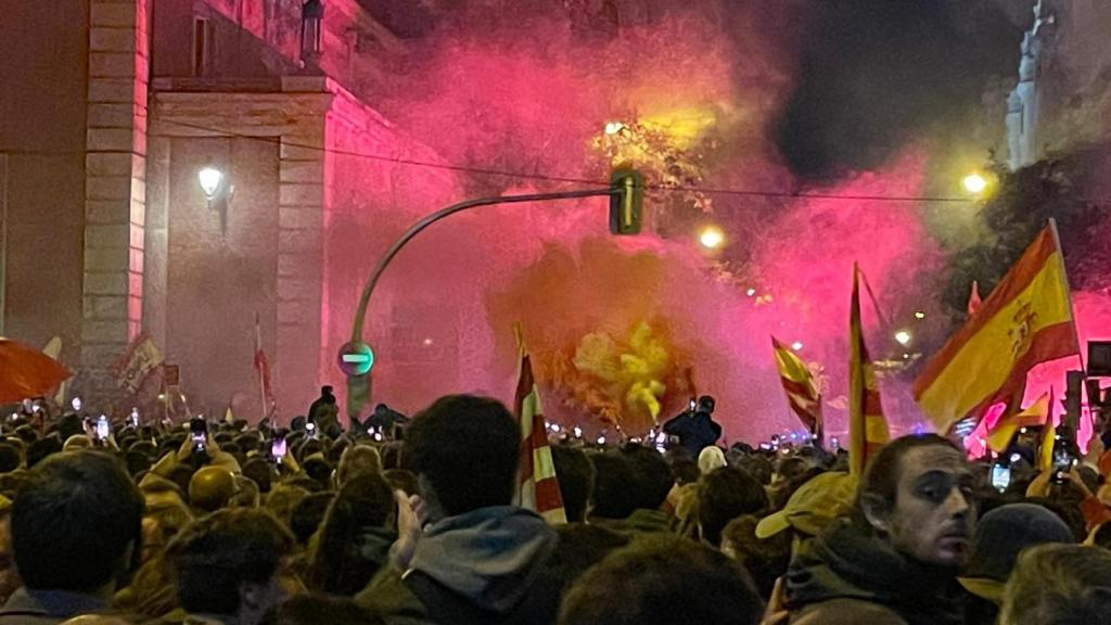 Botes de humo en la esquina de la calle Ferraz