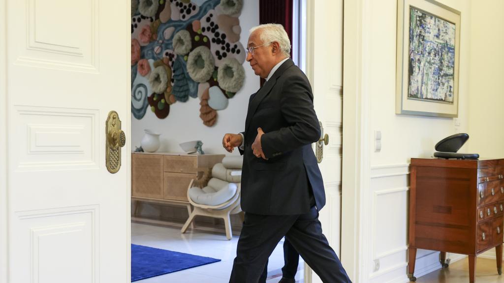 Costa sale del palacio de São Bento tras anunciar su dimisión, este lunes en Lisboa.