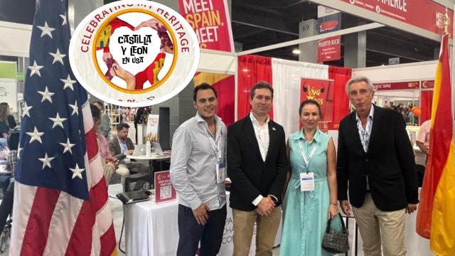 Carmen Jiménez, presidenta de la Casa Regional de Castilla y León en Estados Unidos, durante una feria