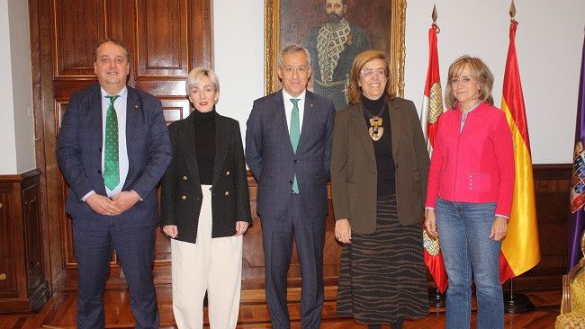 El presidente de Eurocaja Rural, Javier López Martín, durante su reunión con la presidenta de la Diputación de Palencia, Ángeles Armisén, este martes.