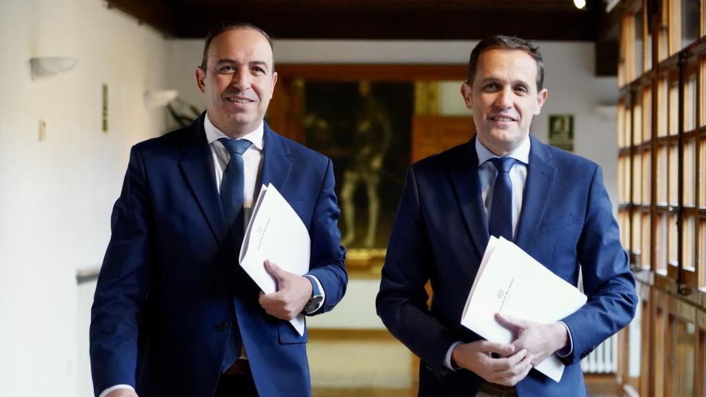 El presidente de la Diputación de Valladolid, Conrado Íscar, con el vicepresidente primero, Víctor Alonso, en la presentación de los presupuestos 2024