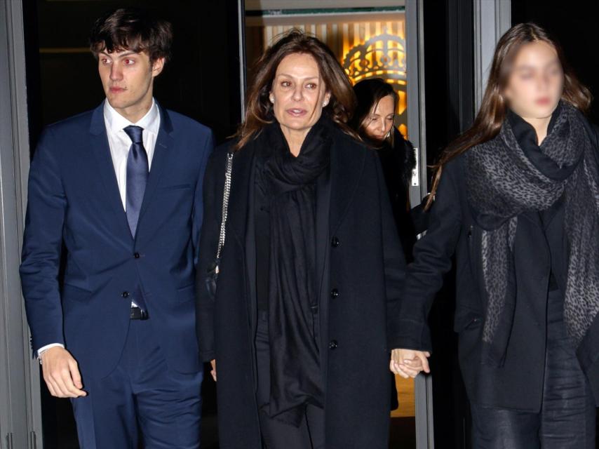 Nuria González y sus dos hijos, Iván y Alma.