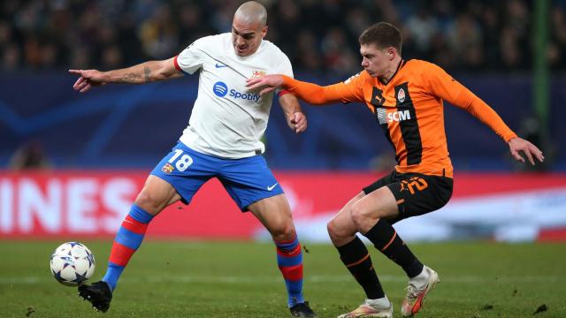 Oriol Romeu controla el esférico.