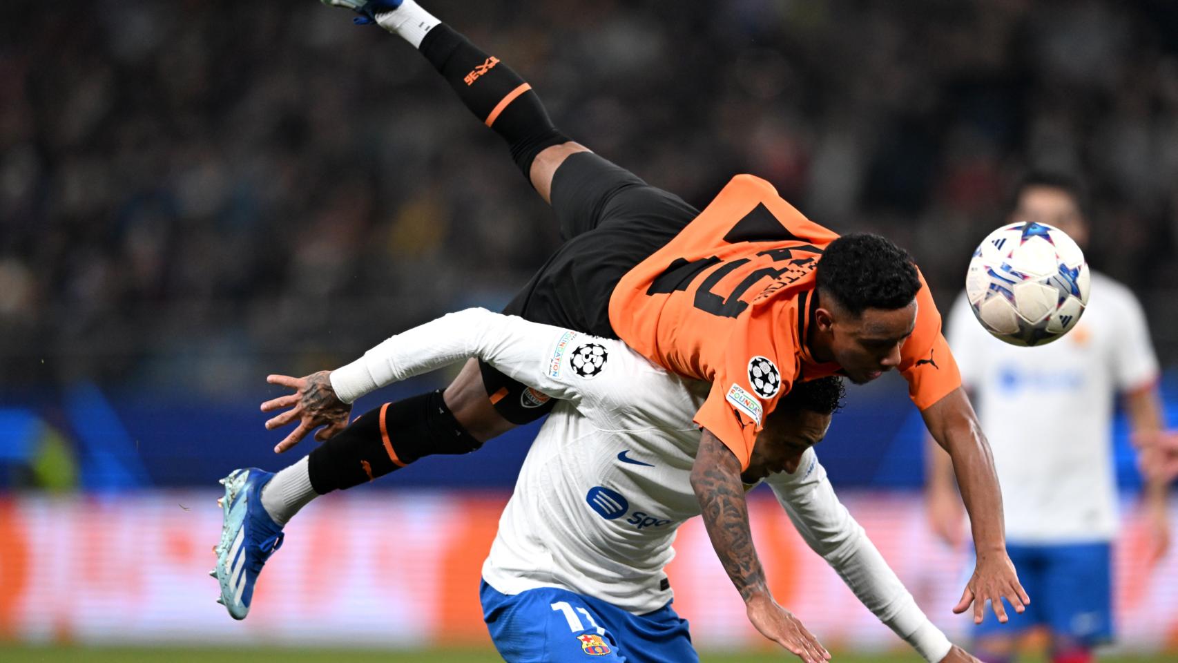 Newerton salta por encima de Raphinha en el Shakhtar - Barcelona.