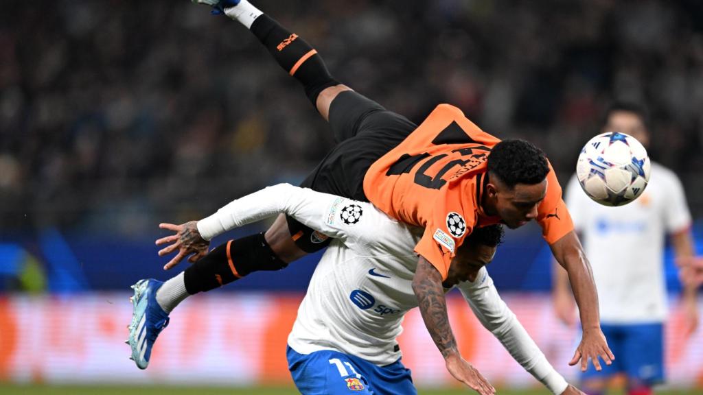 Newerton salta por encima de Raphinha en el Shakhtar - Barcelona.