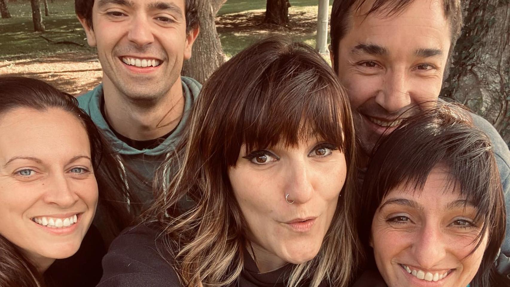 Imágenes del día: la poca vergüenza de Rozalén y su propuesta a dos desconocidos