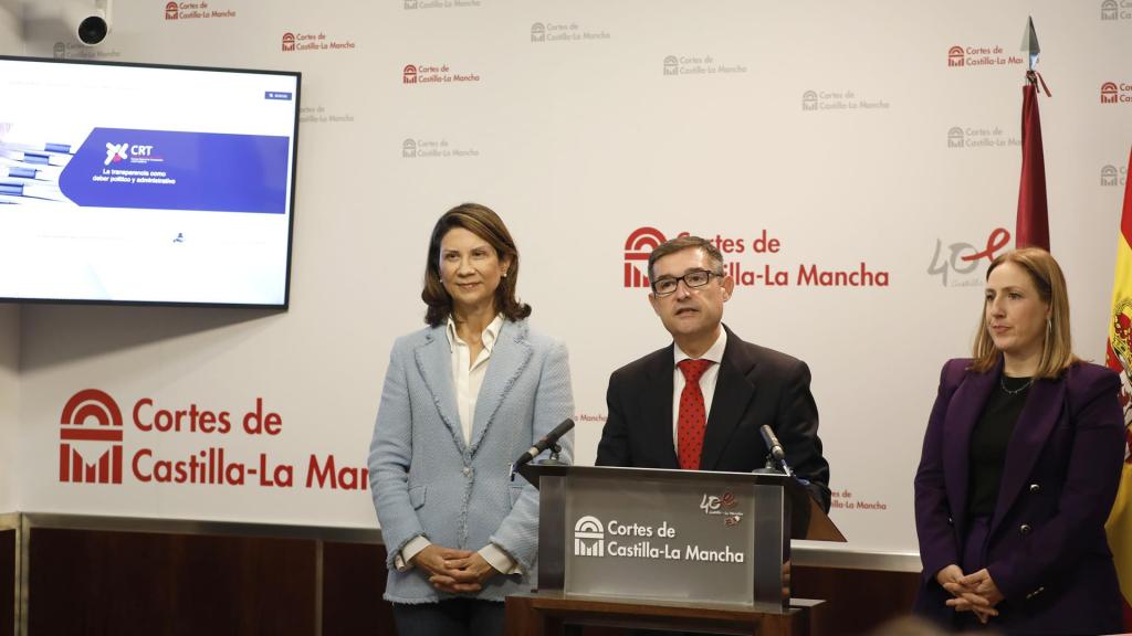 El presidente del Consejo Regional de Transparencia y Buen Gobierno, Fernando Muñoz, acompañado de las adjuntas primera y segunda, Elena Carrasco y María Jesús Villaverde