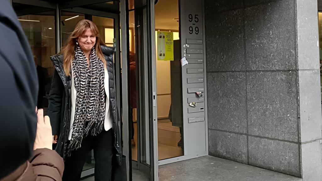 Laura Borràs, presidenta de Junts, a la salida del hotel de Bruselas en el que se negocia el acuerdo con el PSOE para la investidura.