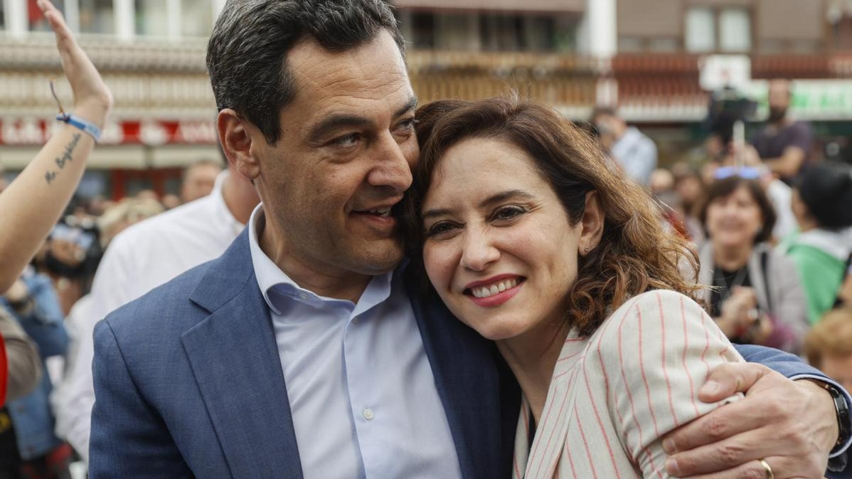 El presidente de la Junta de Andalucía, Juanma Moreno, junto a la presidenta de Madrid, Isabel Díaz Ayuso.