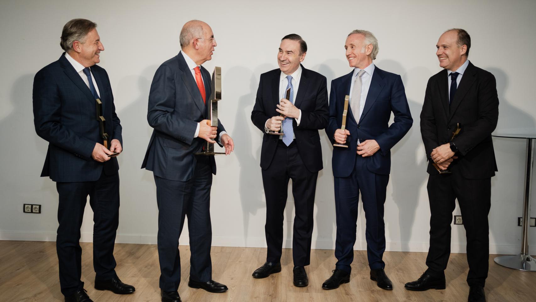 De izda. a dcha. Carlos Segovia (El Mundo); Francisco Rosell (Vozpópuli); Pedro J. Ramírez, director de EL ESPAÑOL; Eduardo Inda (OK Diario) y Esteban Urreiztieta (El Mundo)