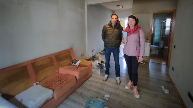 Yolanda y Jaime en el salón de su casa recién recuperada de las manos de una 'inquiokupa'.
