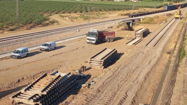 Acopio de traviesas y carriles tras desmontaje de vía existente.