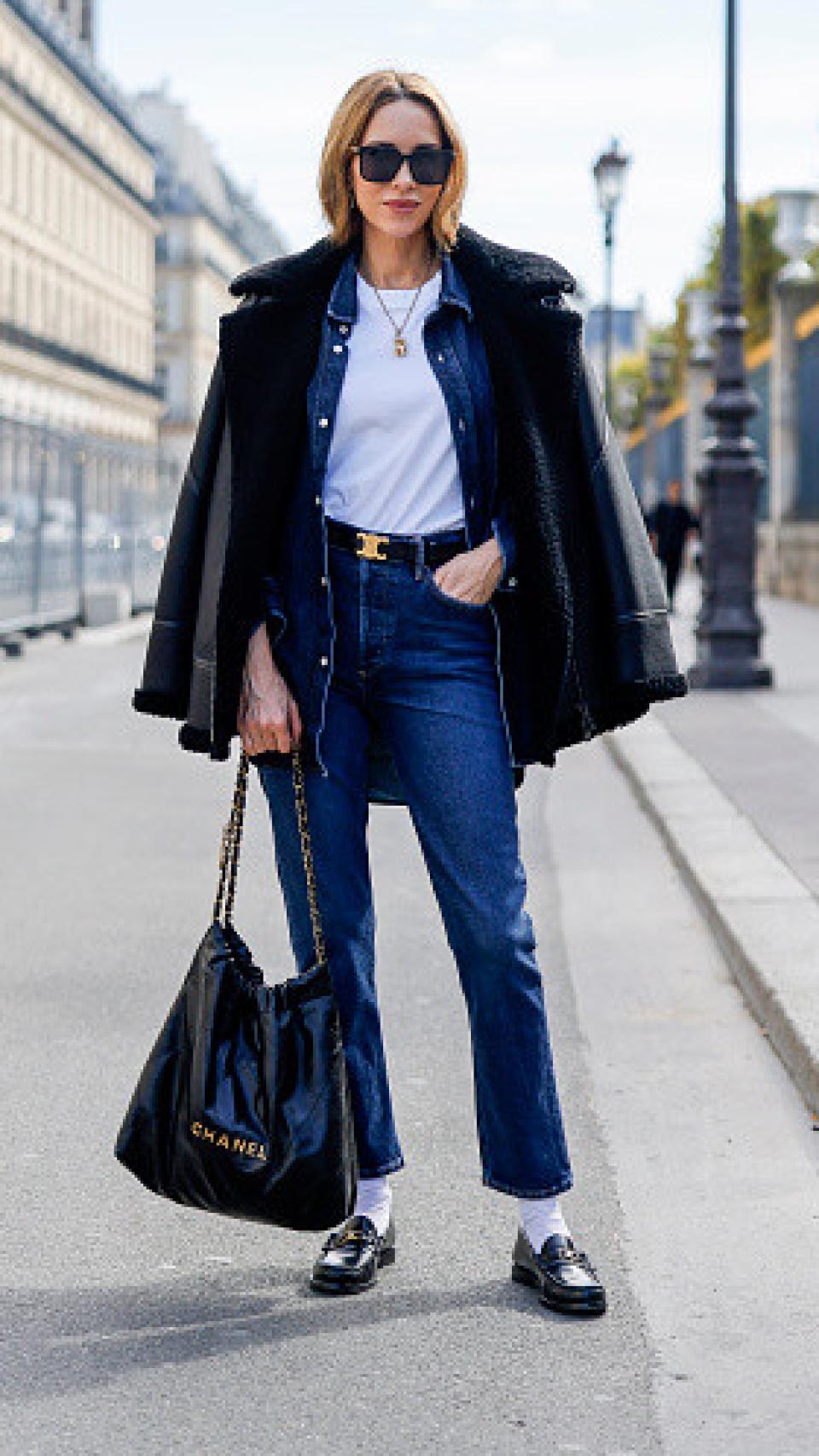 Mujer con mocasines.