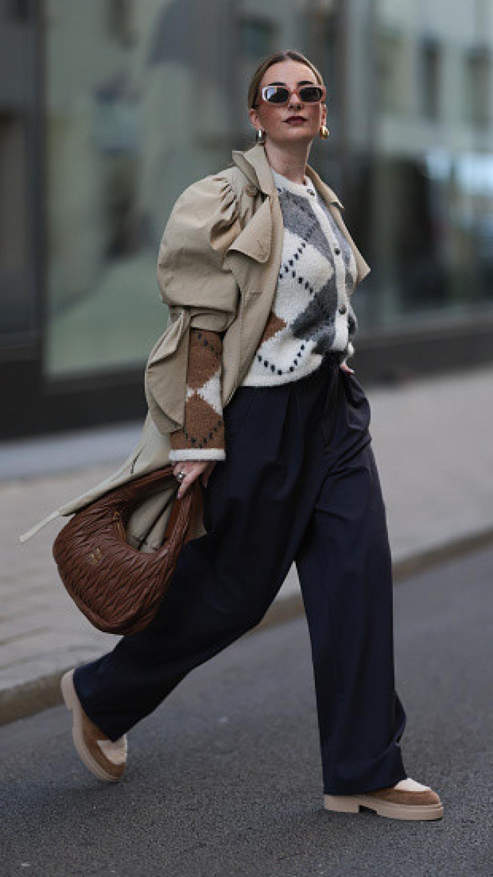 Mujer con mocasines.