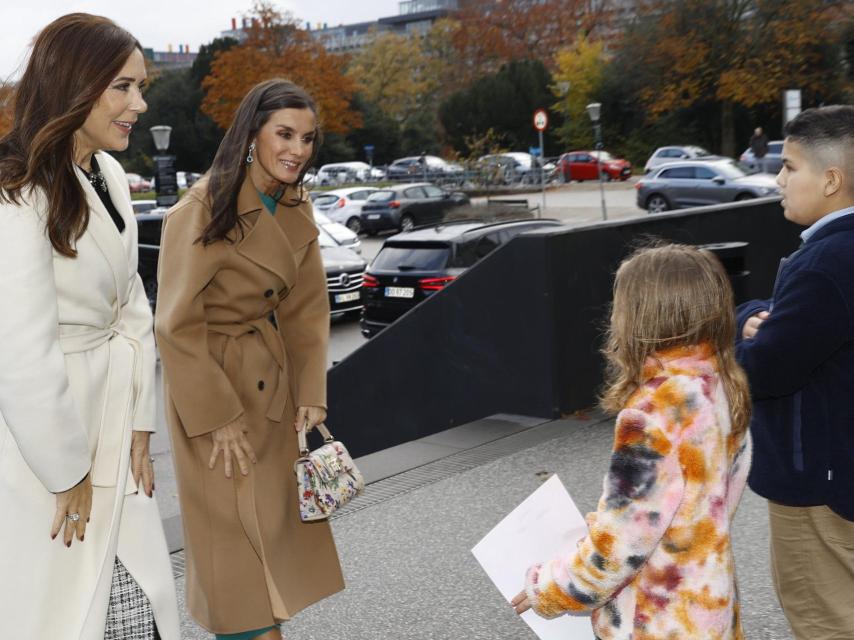 Letizia y la Princesa a su llegada a Rigshospitalet.