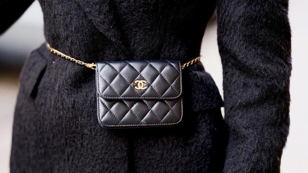 Detalle de un bolso en el 'street style'.