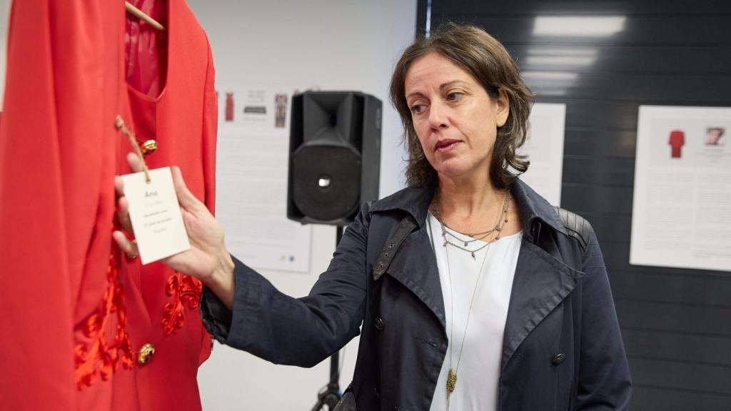 La comisaria Keren Goldstein, señalando el traje con el que Ana Orantes hizo público su testimonio en televisión.